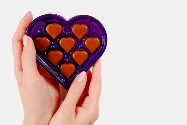 Hermosas Manos Femeninas Sostienen Una Caja Forma Corazón Púrpura Que — Foto de Stock