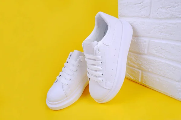 随意舒适的白色鞋子 在高平台上有时尚的女鞋 鞋带黄底 季节性销售 鞋子折扣 对白皮肤的适当护理 — 图库照片
