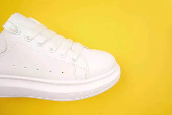 一款时尚的半季白色皮鞋 鞋带为黄色背景 季节性销售 鞋子折扣 对白色皮肤的适当护理 — 图库照片