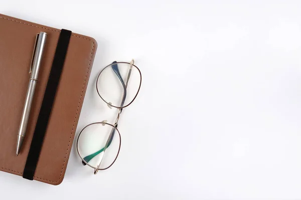 Kahverengi Bir Çantada Bir Kitap Yuvarlak Gözlüklü Bir Defter Beyaz — Stok fotoğraf
