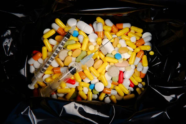 Hay Montón Píldoras Caducadas Medicamentos Con Jeringas Desechables Usadas Bolsa — Foto de Stock