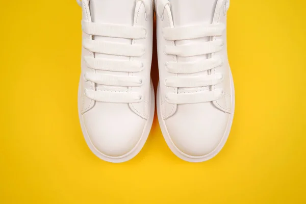 随意舒适的白色鞋子 带黄色鞋带的时尚的单色皮鞋 季节性销售 鞋子折扣 对白色皮肤的适当护理 — 图库照片