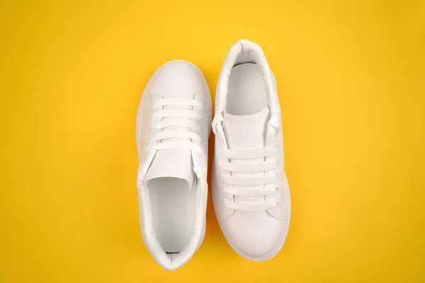一种时髦的白色女用皮鞋或黄底鞋带的运动鞋 季节性销售 鞋子折扣 适当照顾白种人的皮肤 — 图库照片