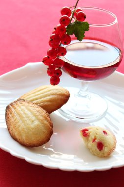 Madeleine ile kırmızı kuş üzümü