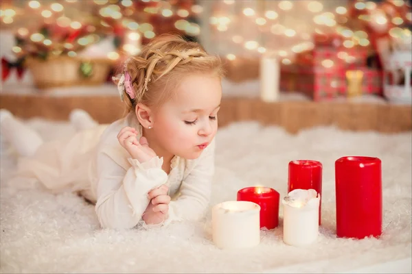 Porträt eines süßen kleinen Mädchens mit Kerze — Stockfoto