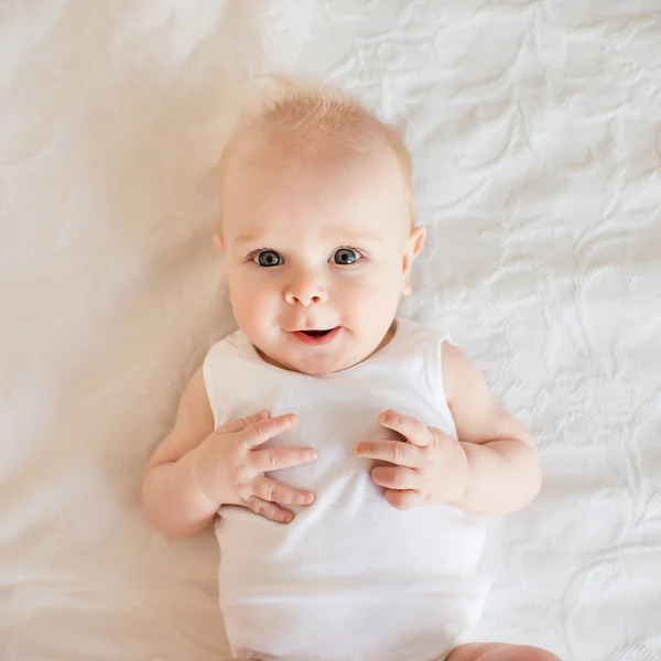 Retrato de lindo bebé recién nacido niño — Foto de Stock
