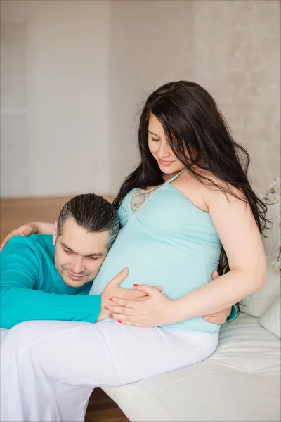 Ik wacht op de baby. gelukkig man knuffelen zijn zwanger vrouw — Stockfoto