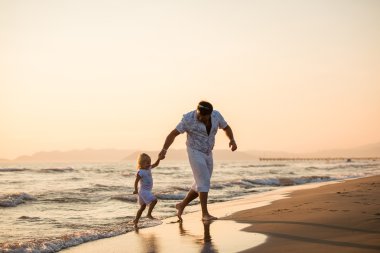 mutlu baba ve küçük kızı