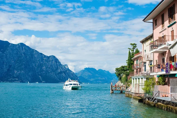 A legnagyobb olasz tó, a lago di garda, malcesine — Stock Fotó