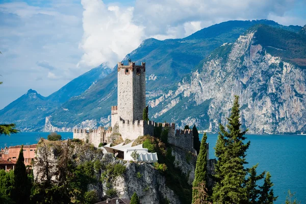 Средневековый замок Скалигеро в Мальчезине, Италия, озеро Гарда — стоковое фото