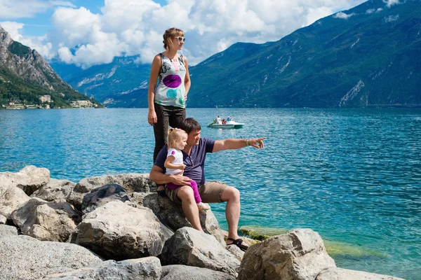 家族はガルダ湖, イタリアの山の景色を賞賛します。 ロイヤリティフリーのストック画像