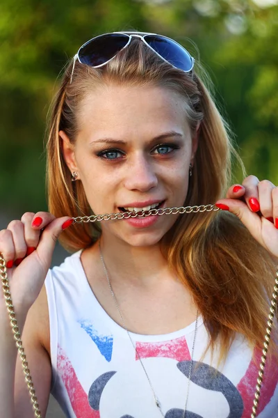 Dívka s řetězem — Stock fotografie