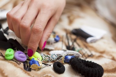 bir saç tokası alır