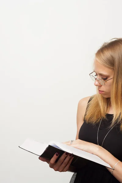 Chica leer libro — Foto de Stock