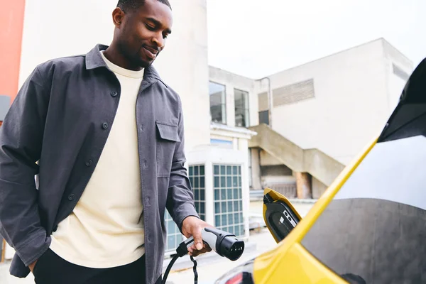 Man Plugging Electric Car Office Car Park Charging — Fotografia de Stock