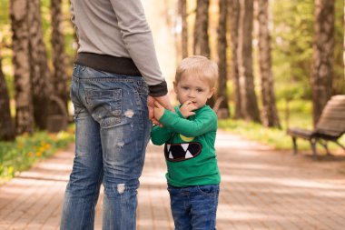 açık havada küçük oğluyla mutlu genç Baba