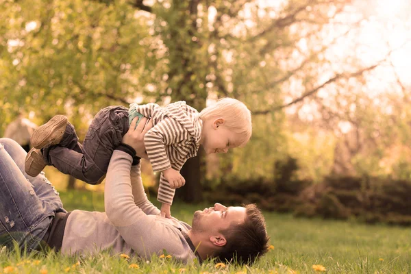 Feliz padre joven con su pequeño hijo al aire libre —  Fotos de Stock