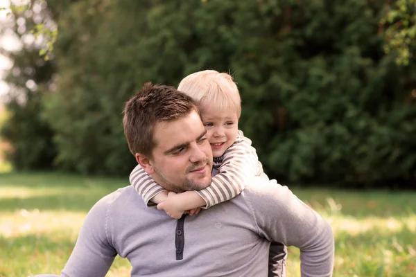 Glücklicher junger Vater mit kleinem Sohn im Freien — Stockfoto