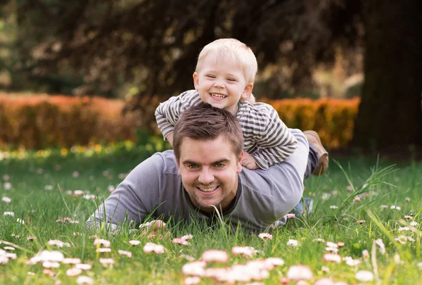 Feliz padre joven con su pequeño hijo al aire libre — Foto de Stock