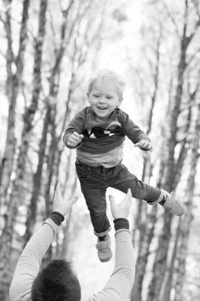 Feliz padre joven con su pequeño hijo al aire libre — Foto de Stock