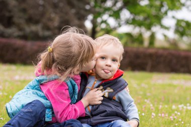 parkta oynarken mutlu iki genç çocuk portresi