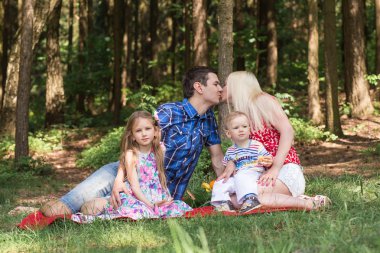 mutlu aile yeşil yaz parkta yürüyüş. piknik