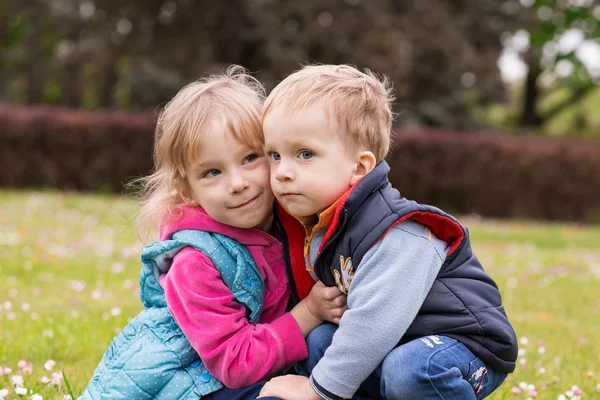 公園で遊ぶ 2 つの幸せな若い子供の肖像画 — ストック写真