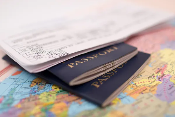 Pasaporte en el mapa — Foto de Stock