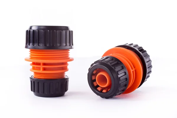 Adaptateur orange pour raccordement d'un tuyau d'arrosage avec système d'arrosage — Photo