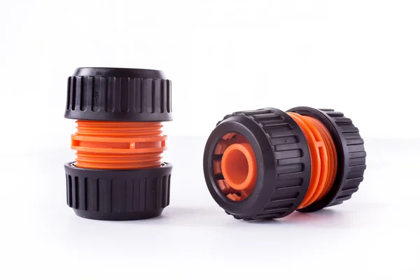 Adaptateur orange pour raccordement d'un tuyau d'arrosage avec système d'arrosage — Photo
