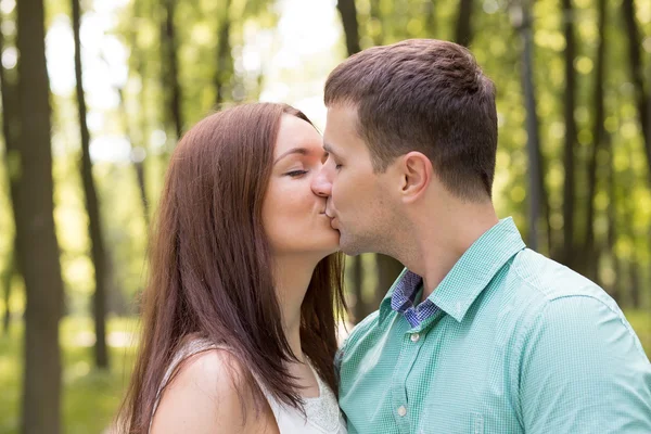 Paar in liefde - het begin van een verhaal van de liefde — Stockfoto