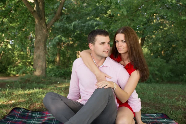 Pareja enamorada - Comienzo de una historia de amor — Foto de Stock