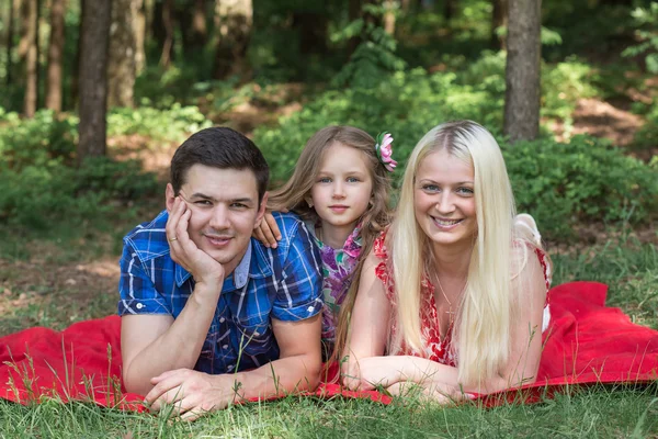 Glückliche Familie spazieren im grünen Sommerpark. Picknick — Stockfoto