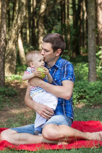 Portrait of father and son outdoors — Stock Photo, Image