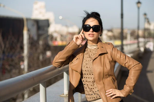 Joven hermosa mujer visitando un centro de la ciudad durante un soleado — Foto de Stock