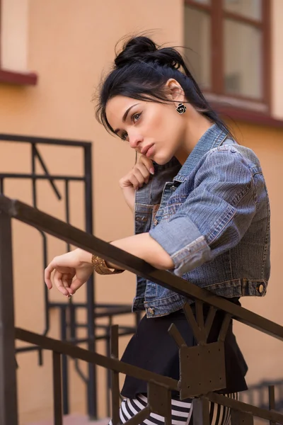 Sexy menina ao ar livre verão retrato de moda. yong bela fêmea — Fotografia de Stock