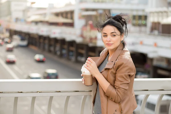 Belle fille heureuse buvant une tasse de café portrait extérieur — Photo