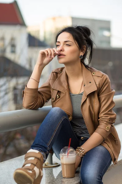 Schönes glückliches Mädchen, das eine Tasse Kaffee trinkt - Portrait im Freien — Stockfoto