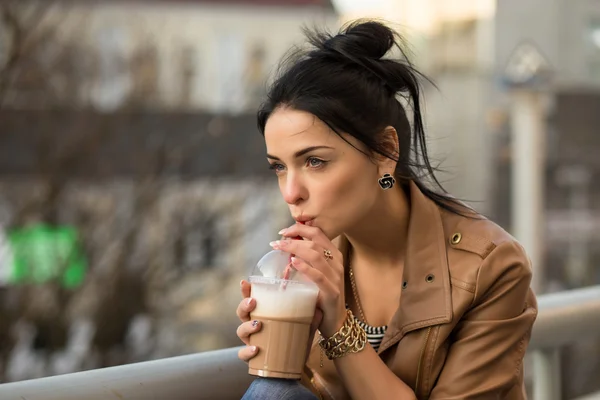 Schönes glückliches Mädchen, das eine Tasse Kaffee trinkt - Portrait im Freien — Stockfoto