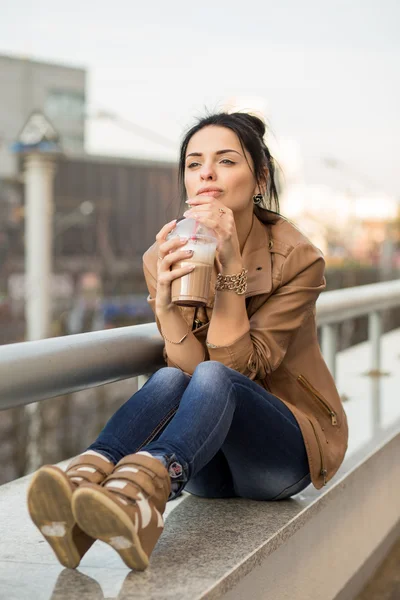 Krásná šťastná dívka pití šálek kávy - venkovní portrét — Stock fotografie