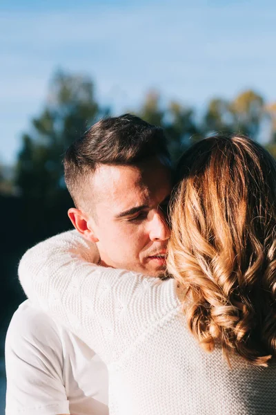 Gelukkig Verliefd Stel Viert Valentijnsdag Een Romantische Sfeer Concept Van — Stockfoto