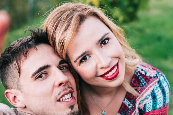 Mooie Glimlachende Vrouw Haar Knappe Vriendje Casual Kleding Gelukkig Nemen — Stockfoto