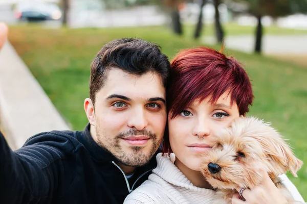 Een Jong Knap Licht Ogend Koppel Dat Een Selfie Buiten — Stockfoto