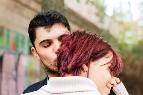 Jonge Vrouw Knuffelt Haar Vriend Terwijl Hij Haar Een Liefdevolle — Stockfoto