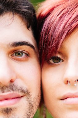 Genç bir adamla kadının yüzleri bir arada olan yeşil gözlerine yakın çekim. Sağlık, birlik, katarakt, göz sorunları ve vizyon kavramı.