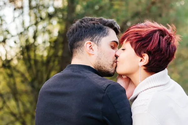 Couple Nouvellement Marié Donnant Baiser Affectueux Plein Air Dans Nature — Photo