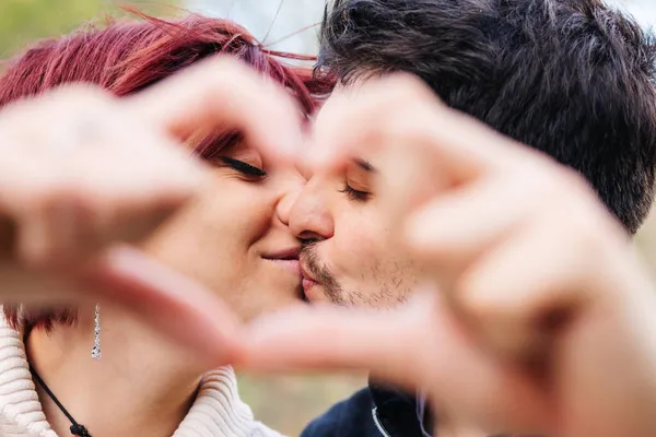 Jeune Couple Embrassant Tout Faisant Symbole Cœur Amour Avec Leurs — Photo