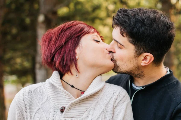 Jong Duizendjarig Stel Kussen Het Park Valentijnsdag — Stockfoto