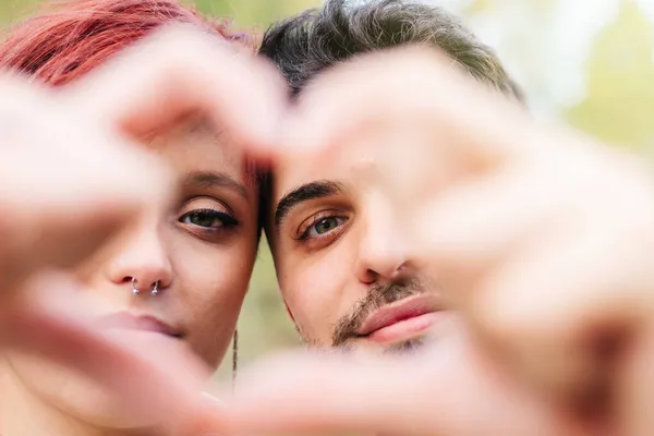 Selfie Zdjęcie Dwóch Młodych Kochanków Romantycznej Pary Symbol Serca Miłości — Zdjęcie stockowe