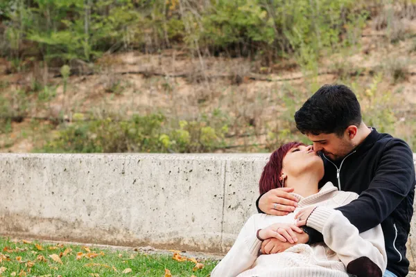 Twee Mensen Een Vrouw Een Man Jong Zittend Liggend Het — Stockfoto